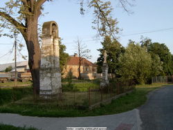 Klešice - zvonička a křížek před opravou