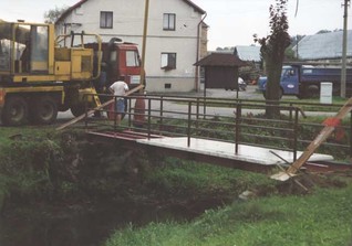 2002 Dotační akce "Generální oprava lávky - mostku pro pěší" na návsi v Klešicích